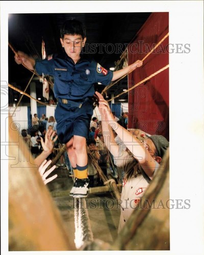 1994 Press Photo Marvin Salvador walks rope bridge during Astrohall's Scout Day.