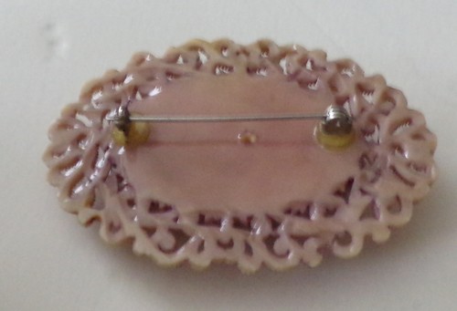 Vecchia spilla vintage ornata in plastica con fiori - Foto 8 di 12