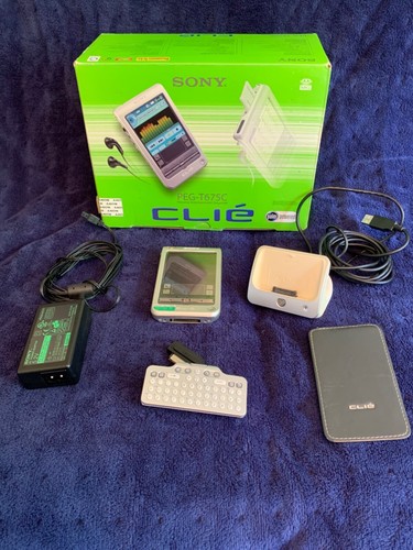Sony CLIE PEG-T675C vintage PDA et clavier Sony tenus à la main - Photo 5 sur 6