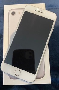Apple iPhone 7 32GB weiß, iOS 15.7.3, 4G entsperrt guter Akku & Zustand + Box