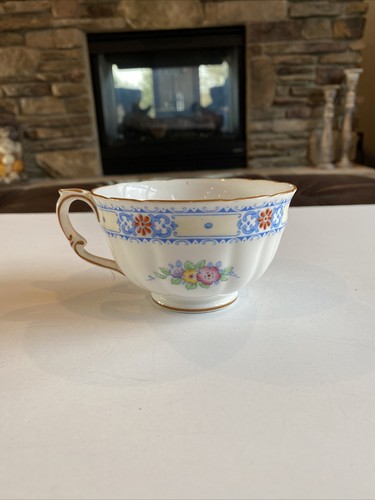 VINTAGE CROWN STAFFORDSHIRE TEA CUP NO SAUCER FLOWERS GOLD BORDER - Picture 1 of 9