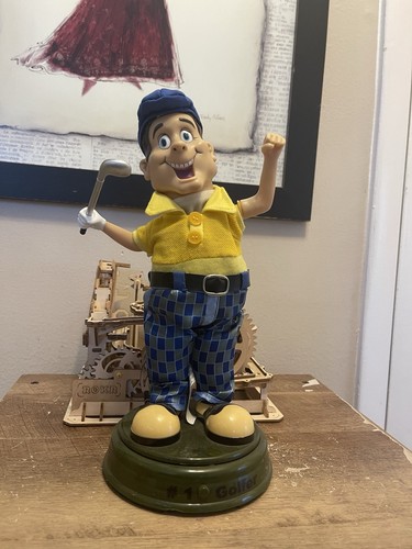 ANIMIERTER SINGENDER, TANZENDER, HINTERNSCHÜTTELNDER GOLFER