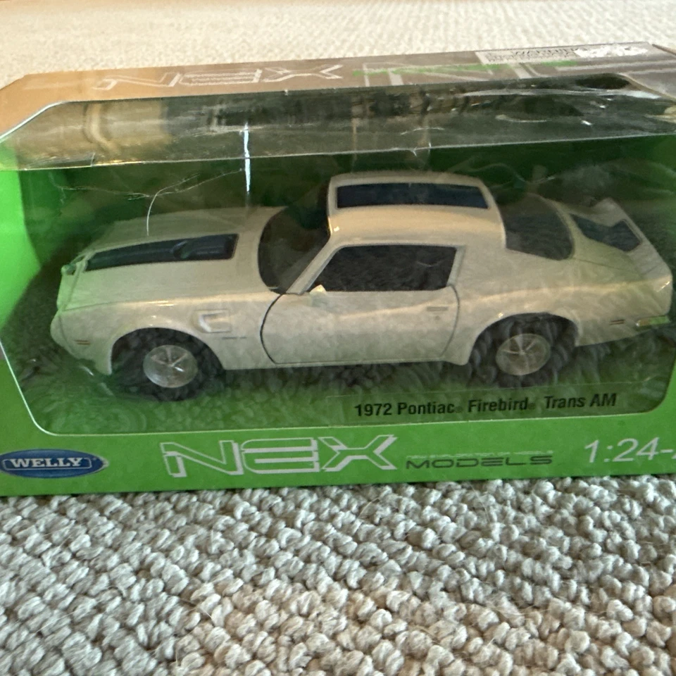 1972 Pontiac Firebird Trans AM White 1:24 Scale Welly 24075W - Image 2 of 4