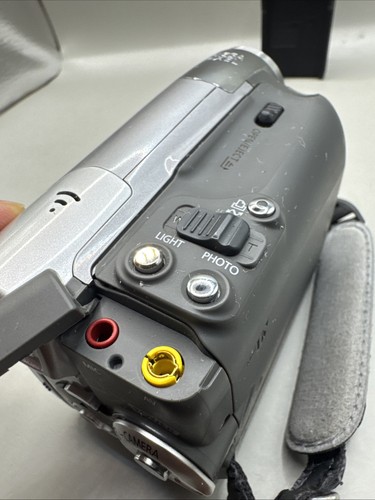 Canon Elura 100 Silver 20X Optical Zoom 800x Digital Zoom Hand Camcorder -*READ* - Picture 12 of 13