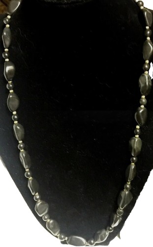 Collar de piedras negras pulidas de cadena larga usado de 26"" de varias formas - Imagen 7 de 12