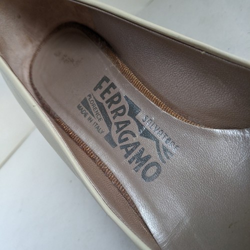 Vintage Salvatore Ferragamo Cream Leather Vara Bow Pumps Heels Sz 5.5B - Picture 8 of 16