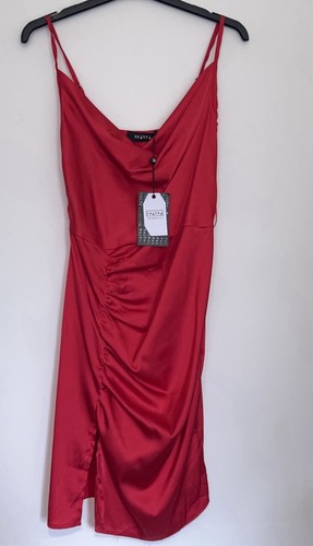 Brandneu mit Etikett Na Na rotes Satinkleid Größe 10