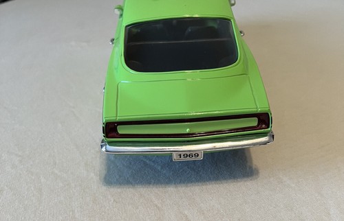 Plymouth Barracuda 383 1969 1:18 Die Cast Road Signatures modelo de coche verde lima - Imagen 4 de 10
