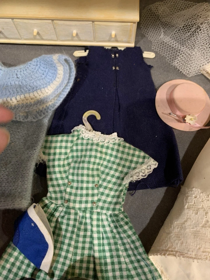 Ropa Muñeca Vintage Mezclada 30+ Piezas Varios Tamaños Barbie y Otros Foto 3 de 4
