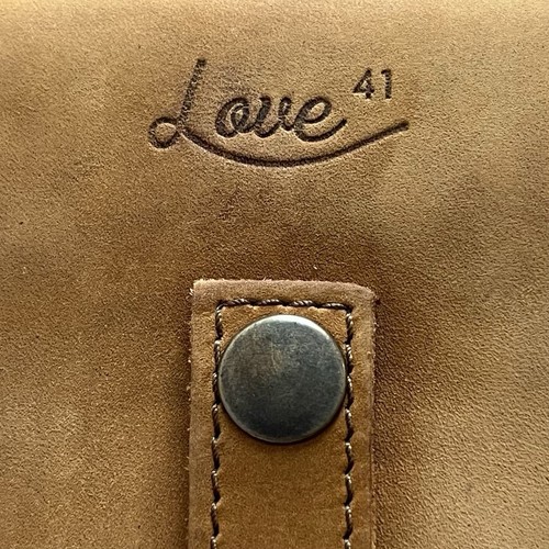 Cartera Love 41 Saddleback Tabaco Cuero Grano Completo Doble Pliegue Damas Marrón - Imagen 3 de 16