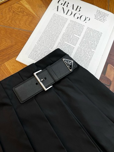 NWOT AUTHENTIC PRADA Pleated Miniskirt, Size 42 (XL) 16 Inch Waist Laying Flat - Picture 13 of 24