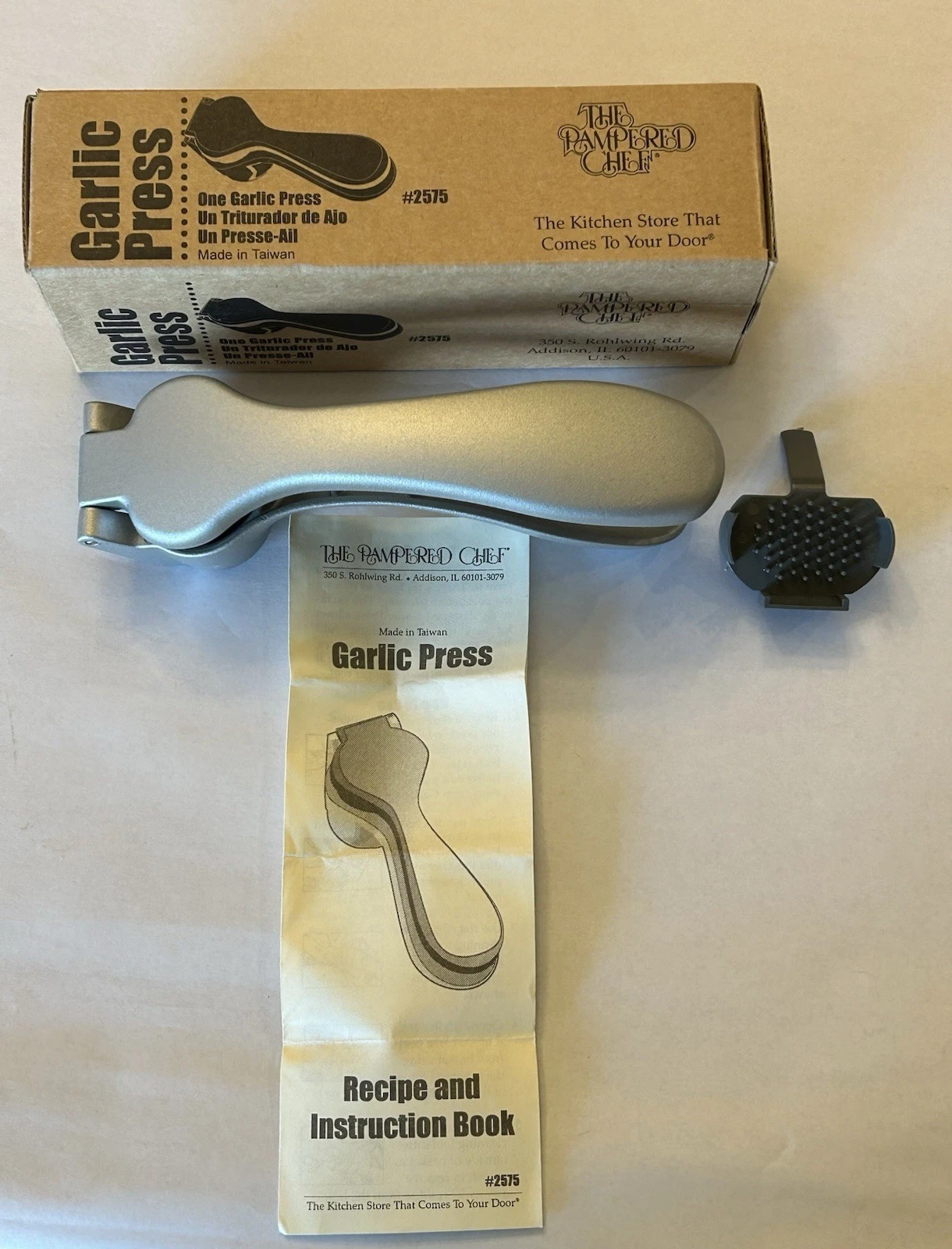 NEW in Box Pampered Chef GARLIC PRESS w/ Cleaning Brush #2575 NIB - B24
Opens in a new window or tab