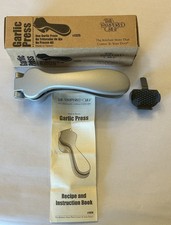 NEW in Box Pampered Chef GARLIC PRESS w/ Cleaning Brush #2575 NIB - B24