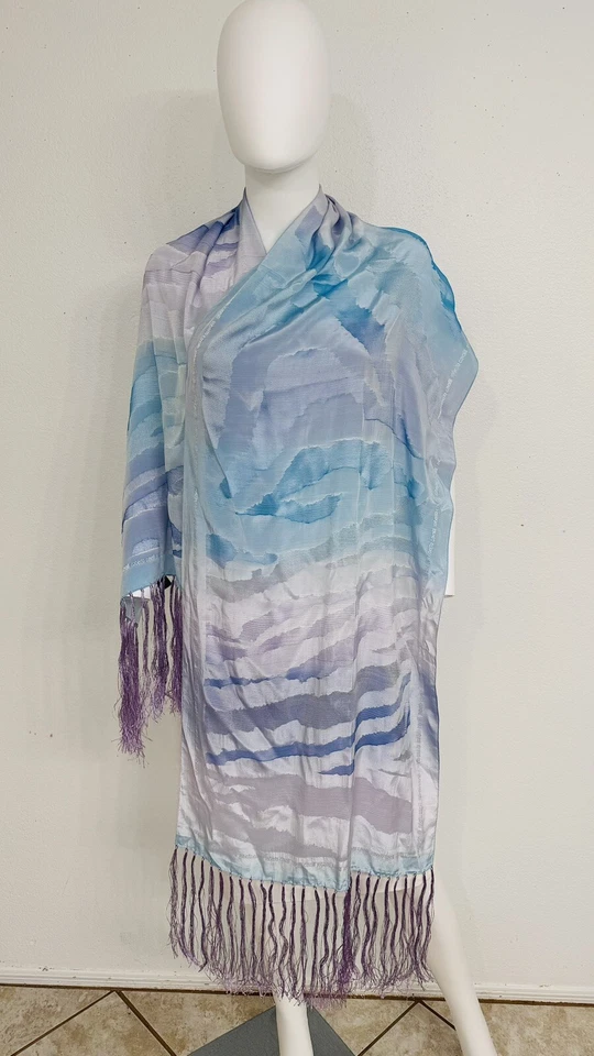 "Mantón de seda Roberto Cavalli con flecos tonos lila, azul, púrpura con logotipo 25"" X 75""" Foto 4 de 4