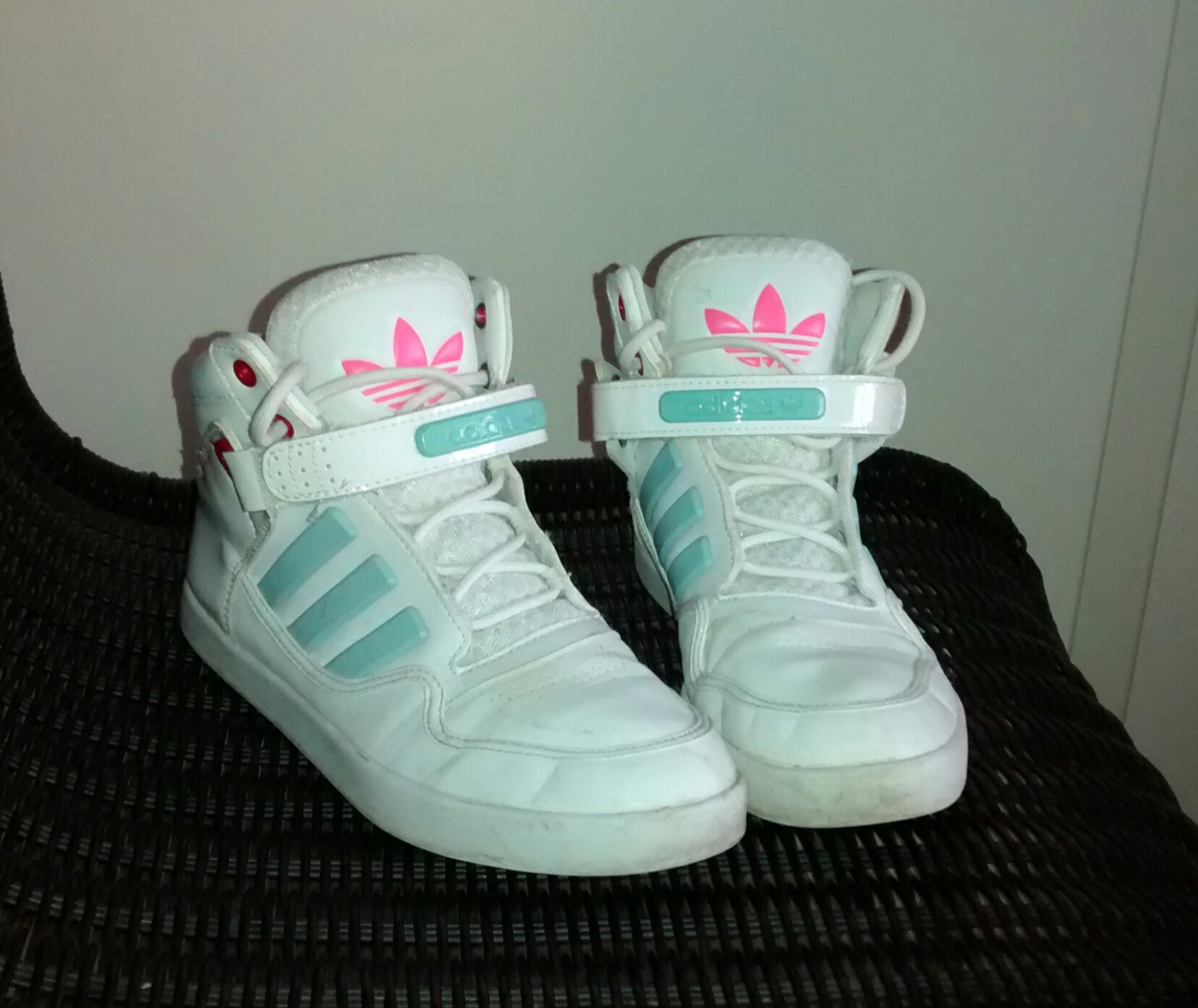 Original Adidas AR 2.0 mit Klett-Schnalle vorne und mintgrünen Streifen, Gr. 38 Original Adidas AR 2.0 mit Klett-Schnalle vorne und mintgrünen Streifen, Gr. 38