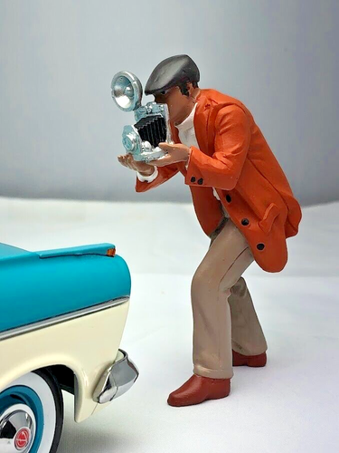 Race Day Photographer Resin Model Car Figure Display 1/18 American Diorama 76285 - Picture 1 of 5