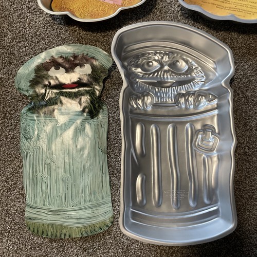 Lot of 3 Vintage Wilton Cake Pans - Winnie The Pooh Tweety Bird Oscar The Grouch - Picture 6 of 7