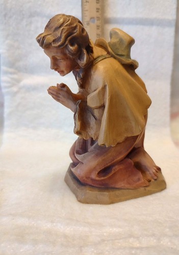 ANRI WOOD CARVING ~ KNEELING SHEPHERD GREEN HAT~ 5” - Picture 2 of 4