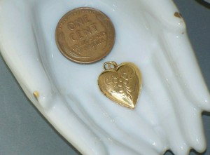 Vintage-TINY-HEART-LOCKET-Charm-engraved-Flower-goldtone-Small-DOLL-Pendant