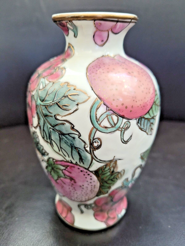 Vintage TOYO Vaso Piccolo Cloisonne Dipinto A Mano Tentazioni Frutta 5,5" Famille Rose - Foto 3 di 5