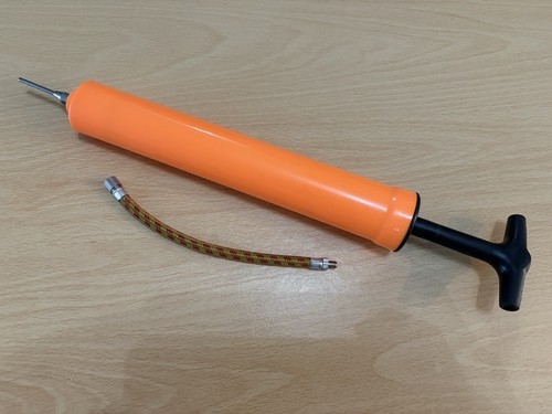 Orange Fußballpumpe und Schlauch mit Ersatzdüse Markenlos