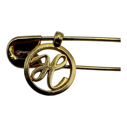 Broche prendedor de seguridad vintage dorado con colgante monograma 1,75 pulgadas - Imagen 2 de 4