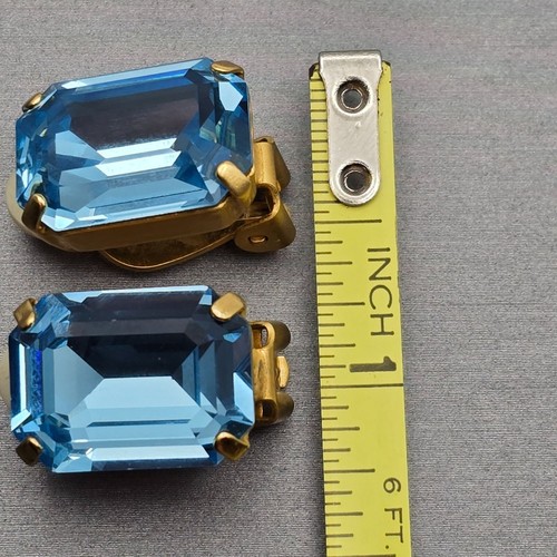 VTG Gold-Tone Blue Emerald-Cut Crystal Clip-On Earrings Prong Setting .75"x.5" - Picture 8 of 8
