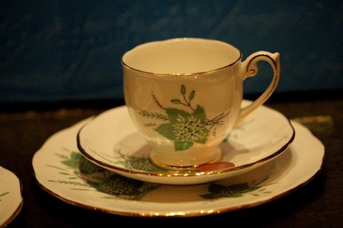 Vintage Queen Anne "Napoli" Bone China 2 cups 2 saucers & 2 side plates for Two - Picture 7 of 12