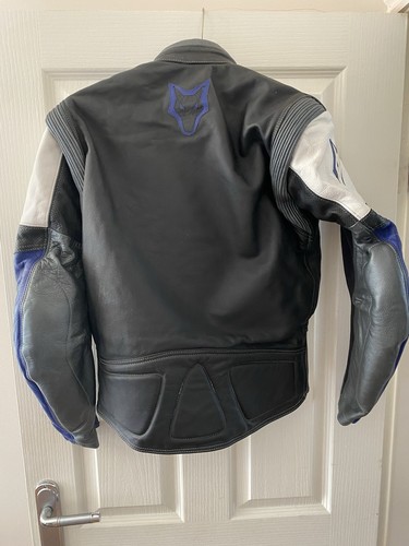 BRITISH MADE WOLF BLACK, BLUE & WHITE LEATHER BIKER JACKET WITH ARMOUR 40” - Picture 8 of 17