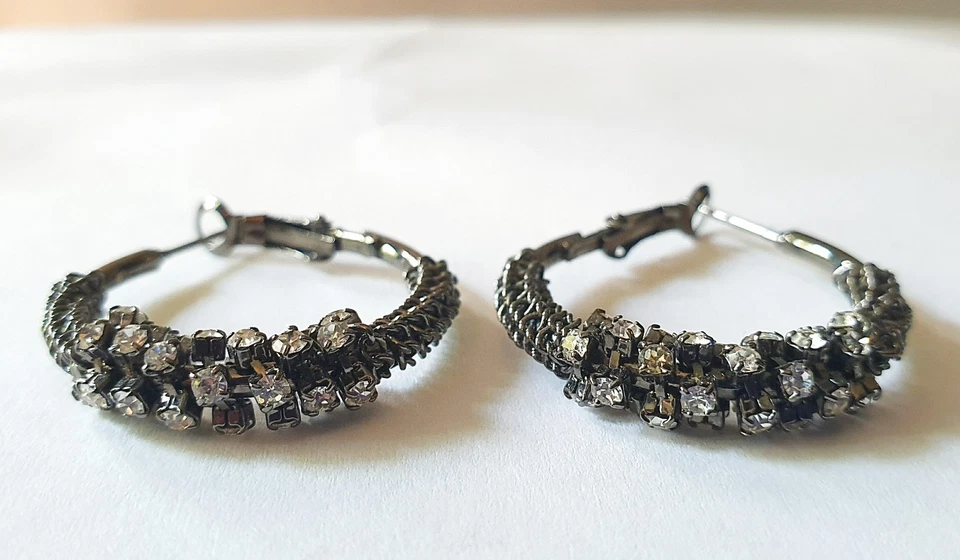 Pendientes de aro Simply Vera/Vera Wang con textura gris metal pistola cristales brillantes de 1" Foto 2 de 4