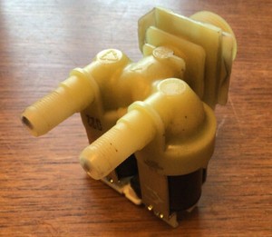 Siemens WM14E4F4/14 Waschmaschine Wassereinlass Doppelventil Magnetspulen 9000047898