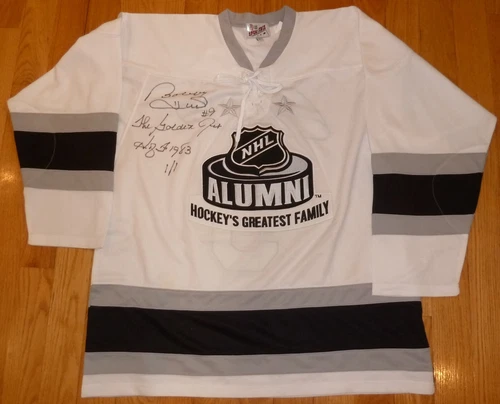 BECKETT BOBBY HULL #9 "THE GOLDEN JET - HOF 1983 - 1/1" SIGNED NHL ALUMNI JERSEY