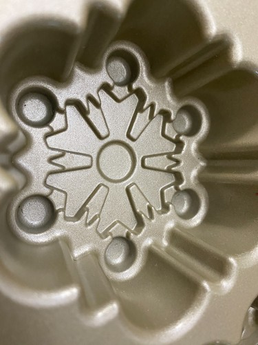 ❄️ Nordic Ware Snowflake ❄️ & Wreath 🎀 Bundt Cake Pans Holiday Baking Set 🎂✨ - Picture 10 of 19