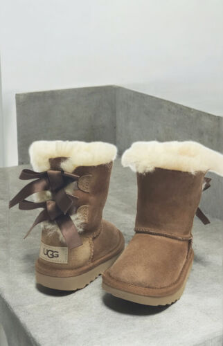 Botas UGG para niñas pequeñas talla 6 con lazos Bailey y piel de lana marrón gamuza - Imagen 10 de 13