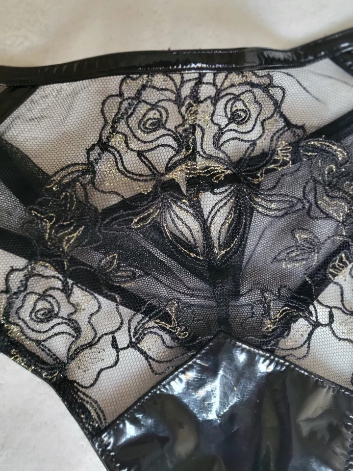 Nuevo con etiquetas Victoria's Secret Conjunto de Tanga Sujetador de Cuero Sintético Muy Sexy 38DD / XL Negro Foto 3 de 4