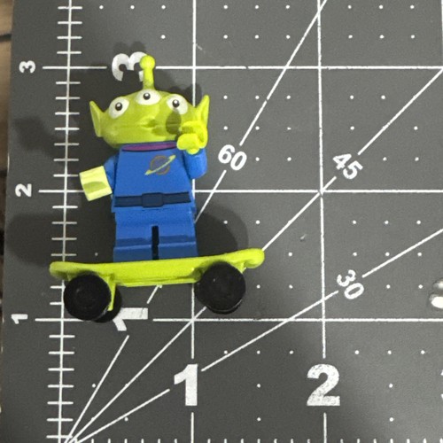 LEGO Alien minifigure CMF Series Disney 71012 Toy Story Pizza Planet mini figure - Picture 6 of 6