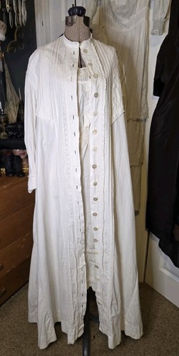 Victorian HeavyCotton Nightgown With Pintucks and Mother Of Pearl Buttons - Bild 2 von 17