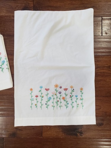 Lotto di 2 federe vintage Thomaston T180 rifinite con fiori alti ricamati made in USA - Foto 8 di 11