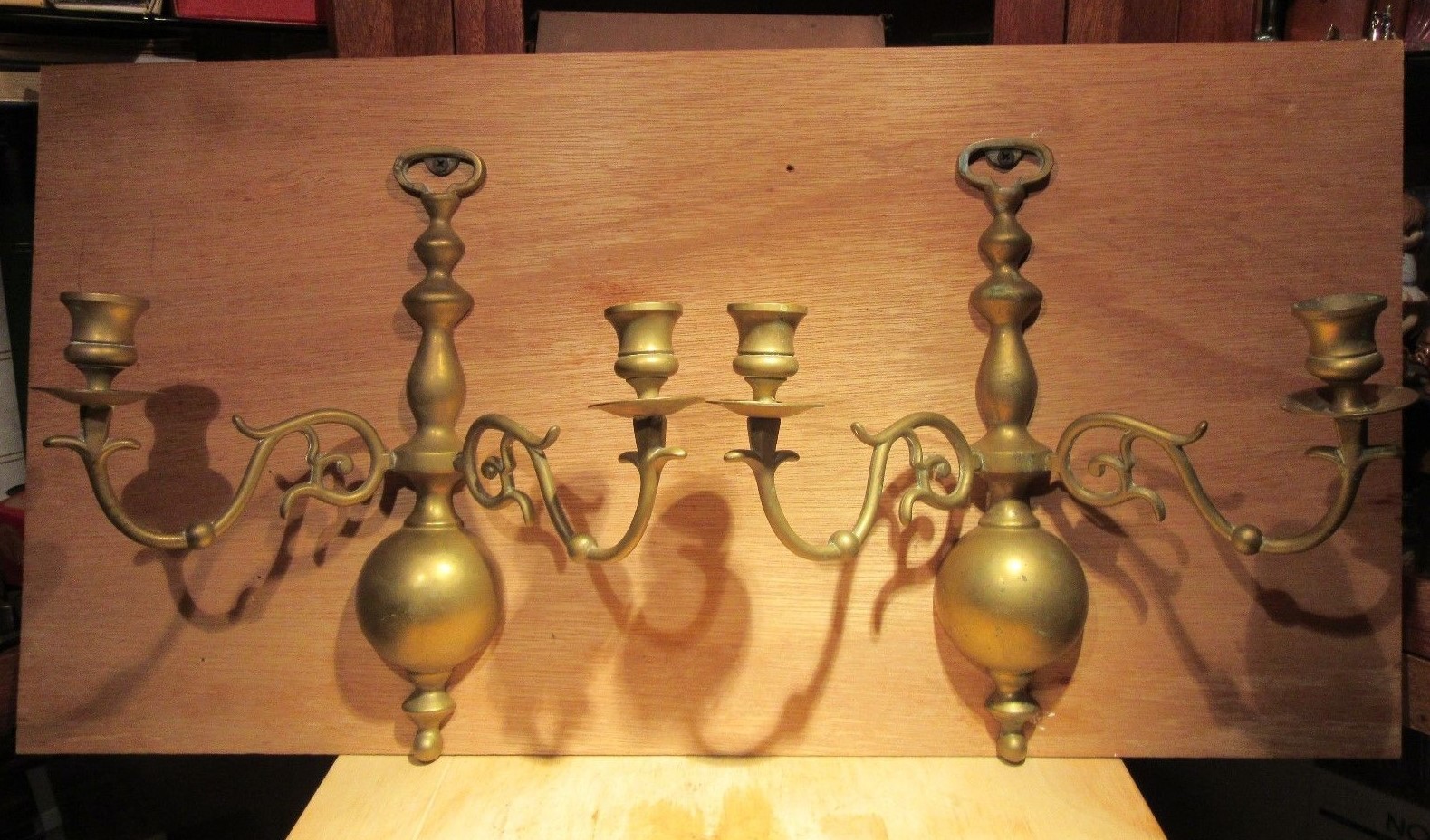 Vintage Colonial Williamsburg Bola Latón Apliques de parojo Candelabros de par (2) Vintage Colonial Williamsburg Bola Latón Apliques de parojo Candelabros de par (2)