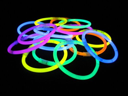100pcs 8"Glow Sticks Bracelets Light Neon Colors & 100 Bracelets Connectors uk - Foto 1 di 2