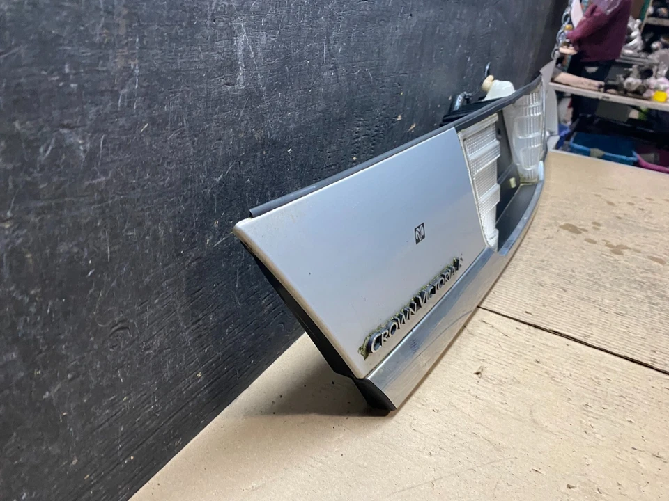 Ford Crown Victoria 1998 a 2011 maletero trasero adorno placa panel N3338 DG Foto 3 de 4