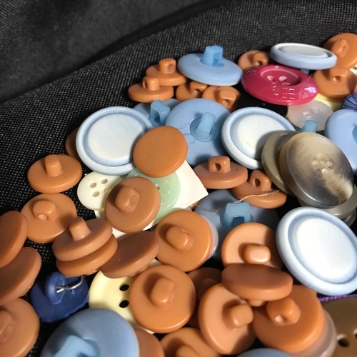 Lot of 118 Mixed Vintage Sewing Buttons most Blue and Tan Asst sizes, grannycore - Picture 4 of 6