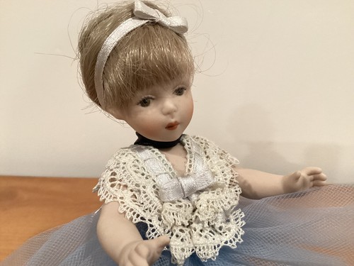 Vintage Porzellan Einweg Ballerina hellblau Tutu mit Ständer. 8 zoll