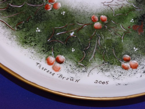 HAND PAINTED CHRISTMAS COLLECTORS SERVING PLATTER PLATE HOLLY & BERRIES SIGNED - Bild 3 von 4