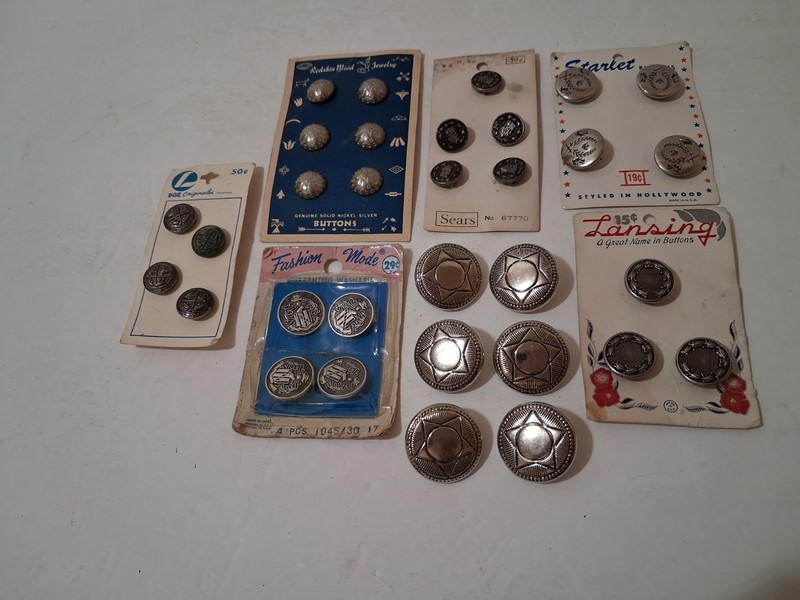 VINTAGE 6 SLEEVES  (32) BUTTONS ON ORIGINAL CARDS & 6 LOOSE BUTTONS