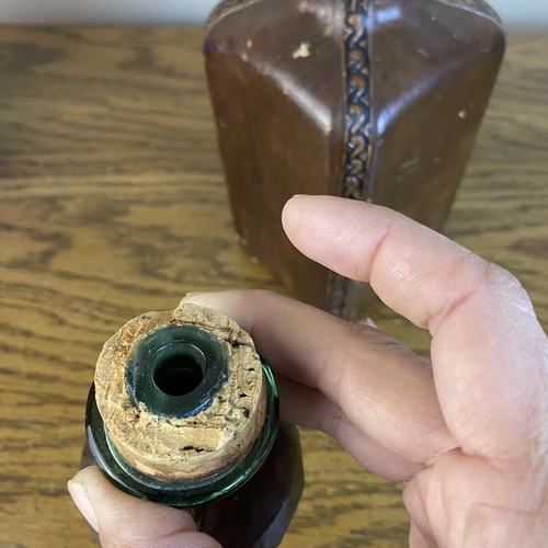 Botella de vidrio decantadora envuelta en cuero vintage/MCM con tapón globo hecha en Italia - Imagen 12 de 16