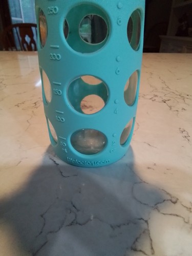 Botella de agua de vidrio azul claro Life Factory con funda de silicona tapa abatible con tornillo - Imagen 2 de 2