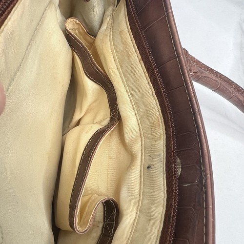 Bolso de mano vintage Liz Claiborne imitación cocodrilo charol marrón cartera de hombro cartera dorada - Imagen 15 de 15