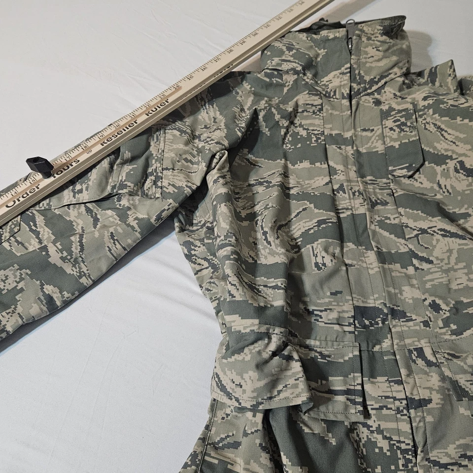 Chaqueta del Ejército Pequeña Verde Camuflaje Costura Gore Tex Parka Emitida por el Gobierno Usada en Excelente Condición Foto 4 de 4