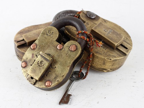 Extra Large Old Brass Padlock 4-5 Lever Vintage Brass Padlock - Picture 2 of 3